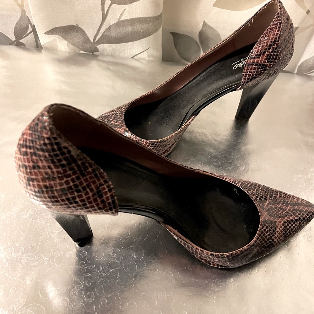 Mossimo pink snake skin heels